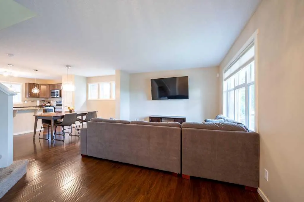 25 Marine Drive SE