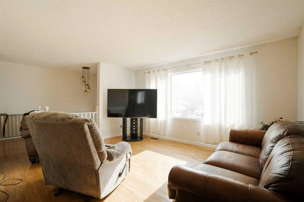 307 Cochrane Crescent
