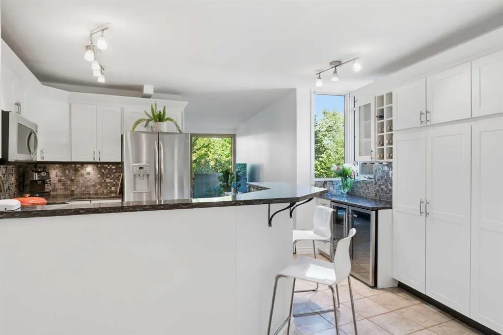 323 13 Avenue SW #203