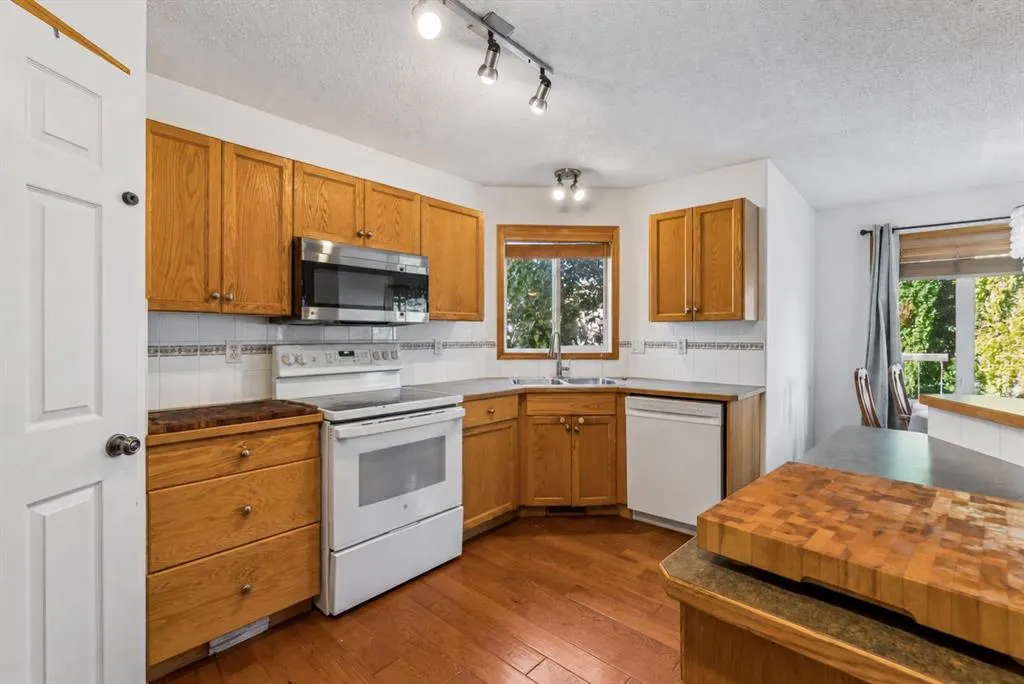 8 Fairways Place NW