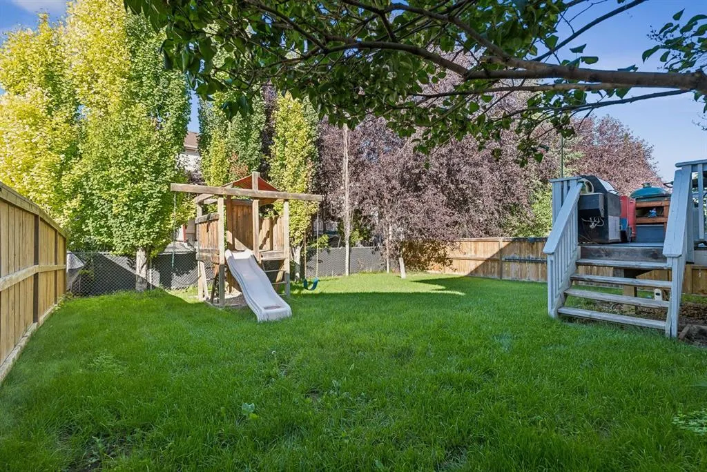 8 Fairways Place NW