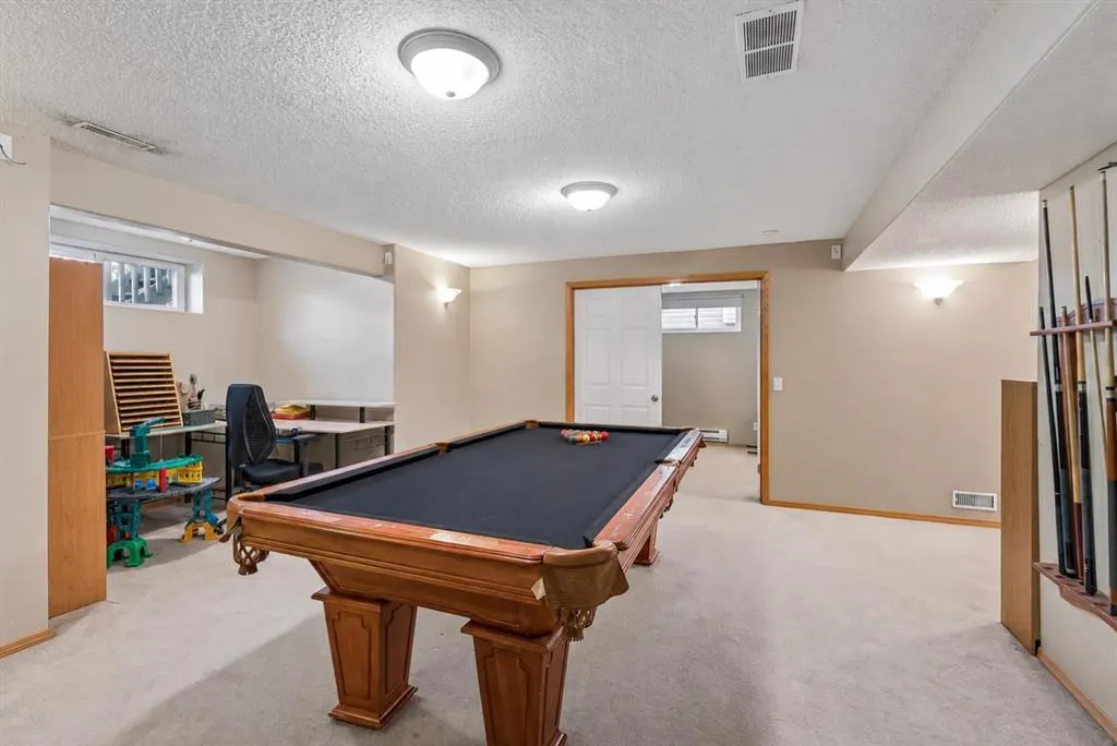 8 Fairways Place NW