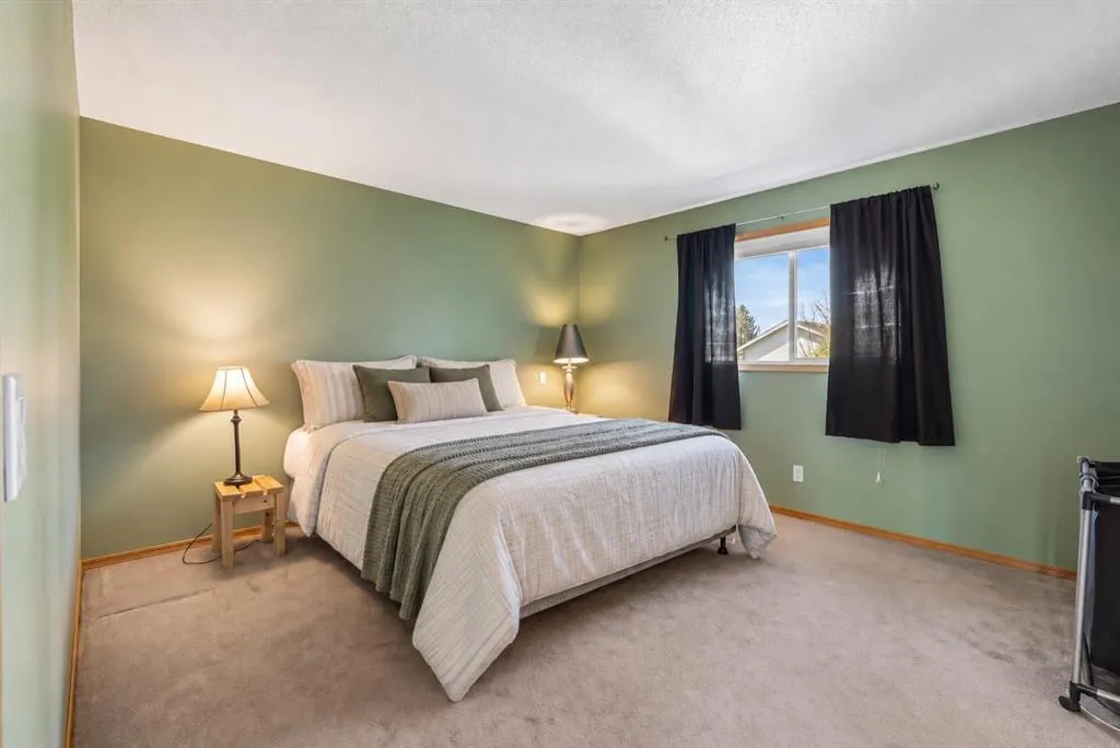 8 Fairways Place NW