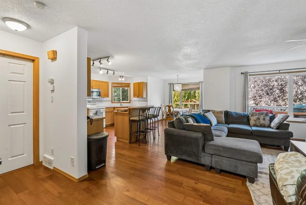 8 Fairways Place NW