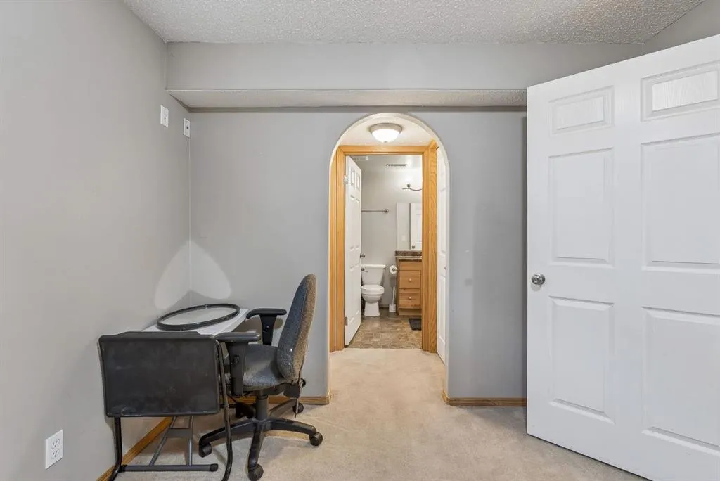 8 Fairways Place NW