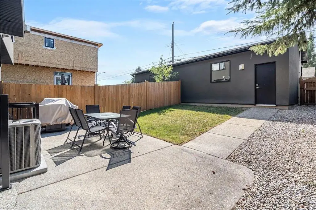 2433 30 Street SW