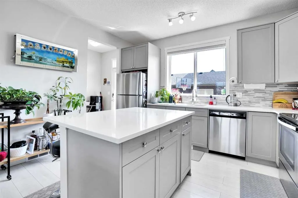 215 Savanna Parade NE