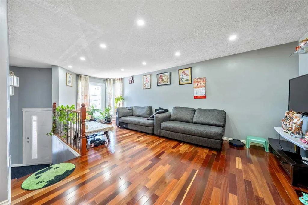 318 Applewood Drive SE