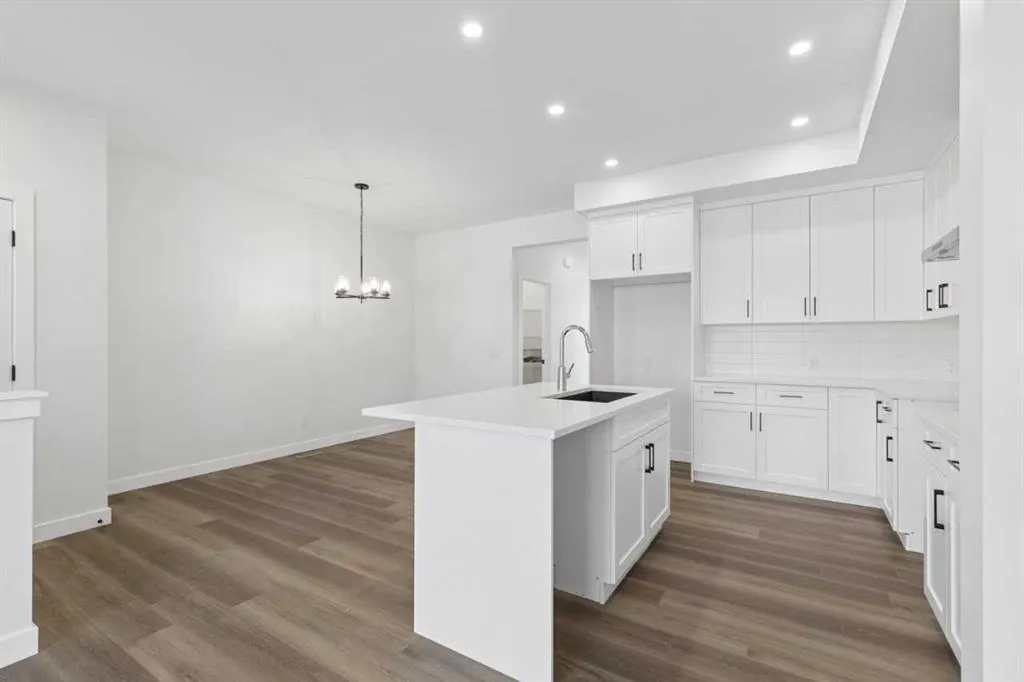 463 Buffaloberry Manor SE