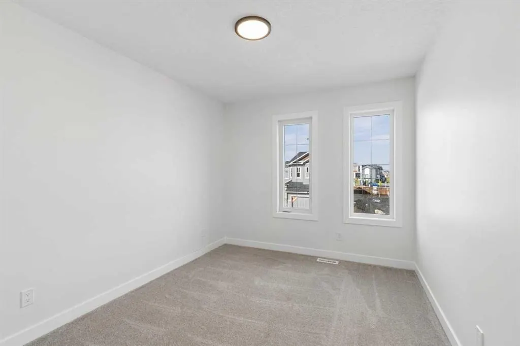 463 Buffaloberry Manor SE