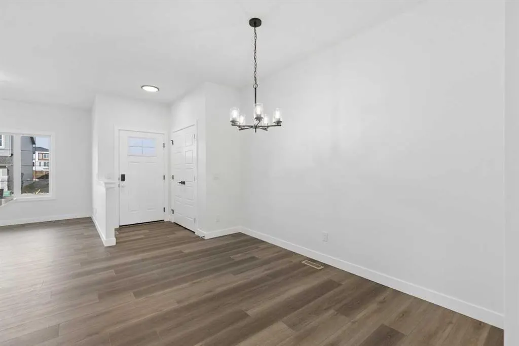463 Buffaloberry Manor SE