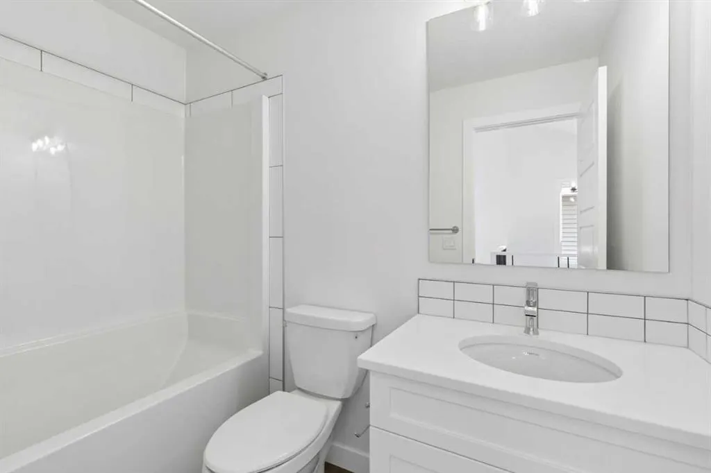 463 Buffaloberry Manor SE
