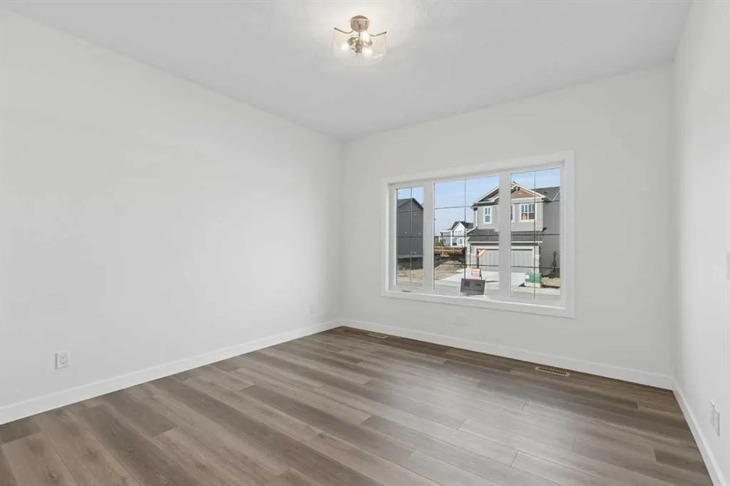 463 Buffaloberry Manor SE