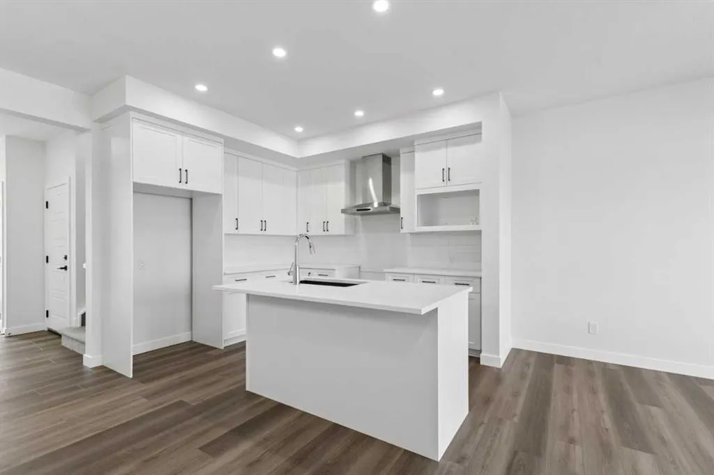463 Buffaloberry Manor SE