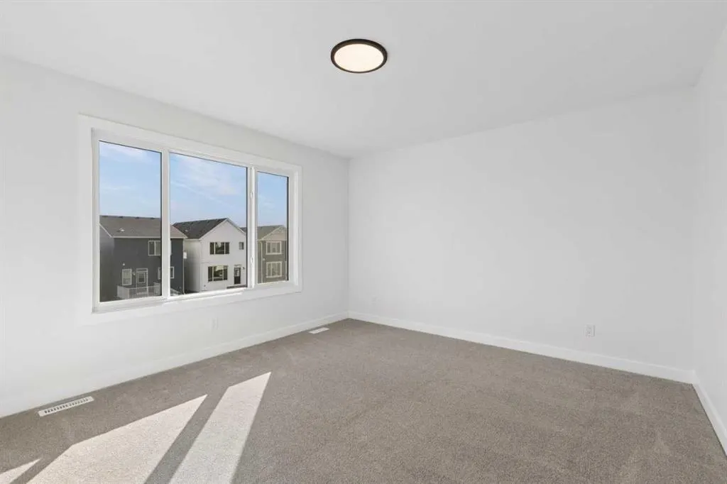 463 Buffaloberry Manor SE