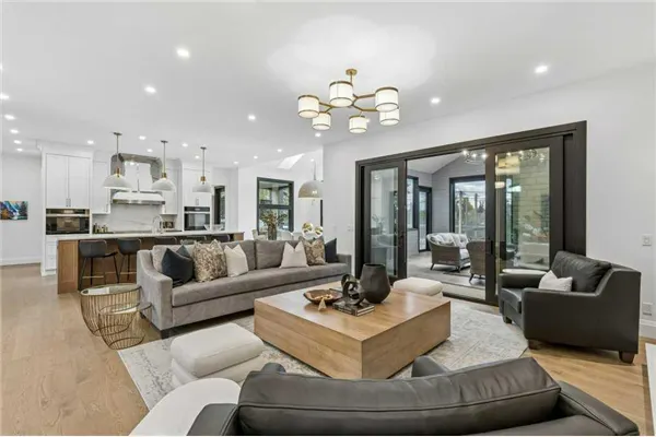 1217 38 Avenue SW