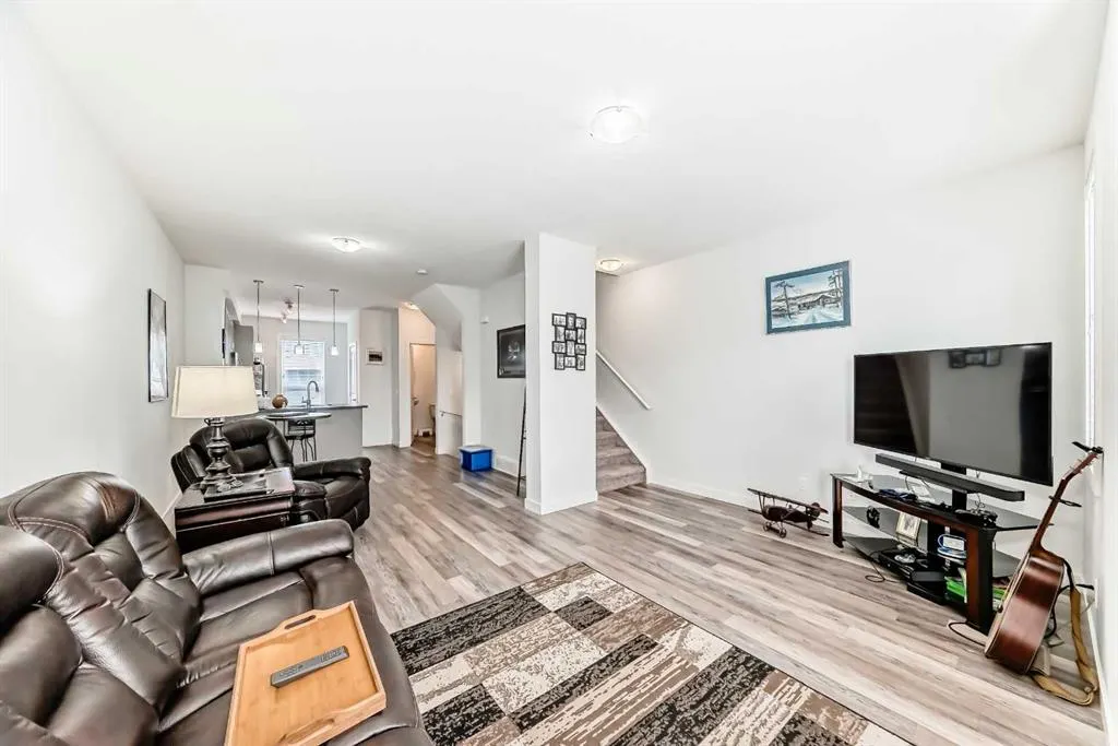 11 Evanscrest Mews NW #306