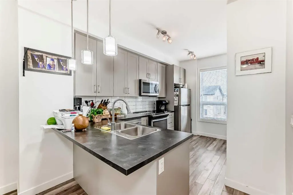 11 Evanscrest Mews NW #306