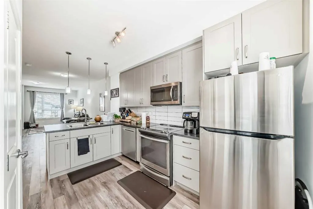 11 Evanscrest Mews NW #306