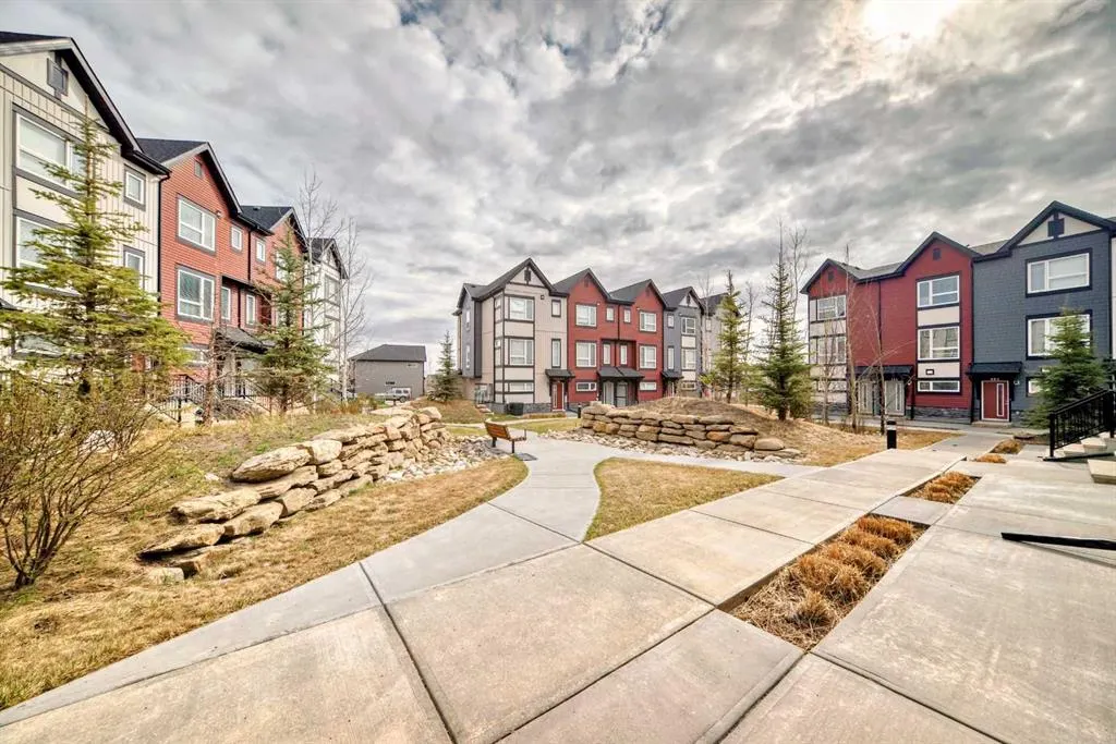 11 Evanscrest Mews NW #306