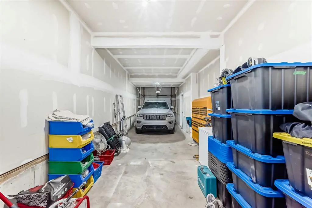 11 Evanscrest Mews NW #306