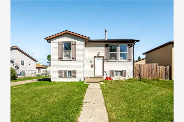 36 Castlebrook Rise NE