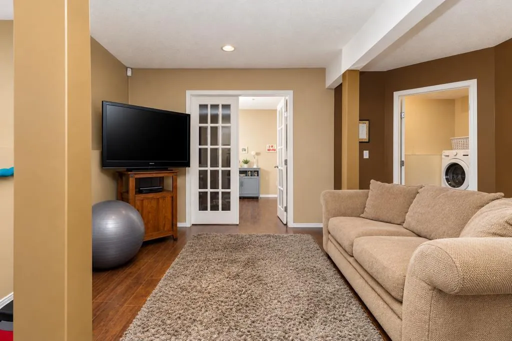 8 Daines Avenue