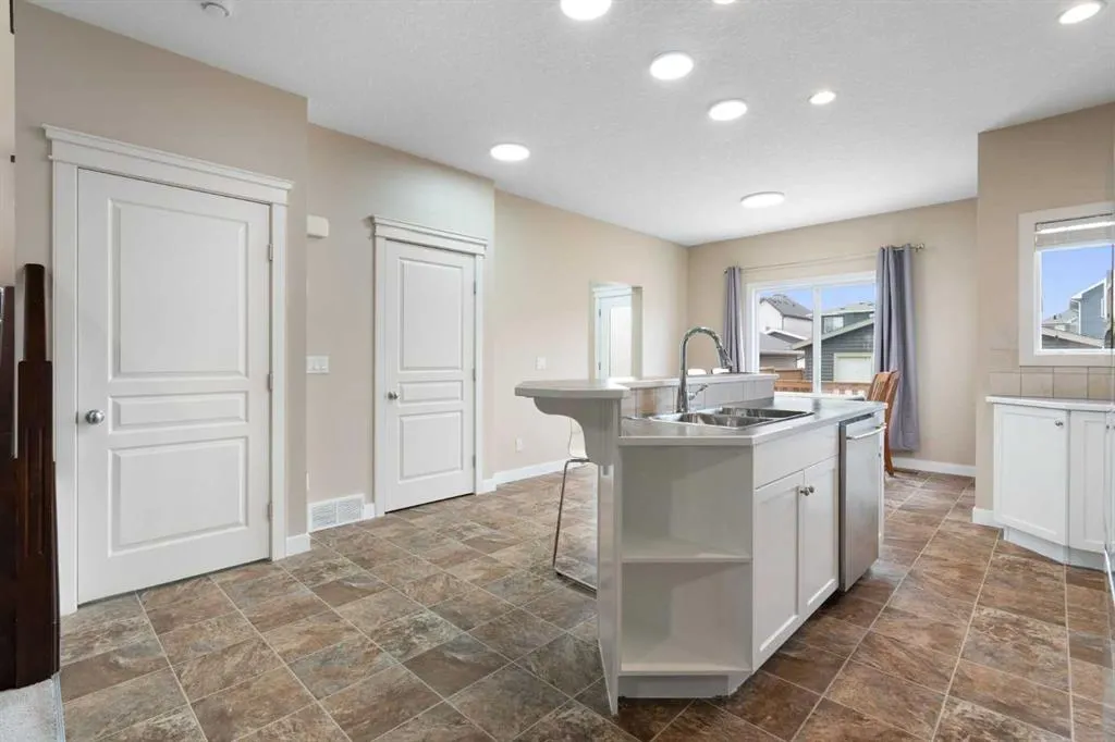 2449 Ravenswood View SE