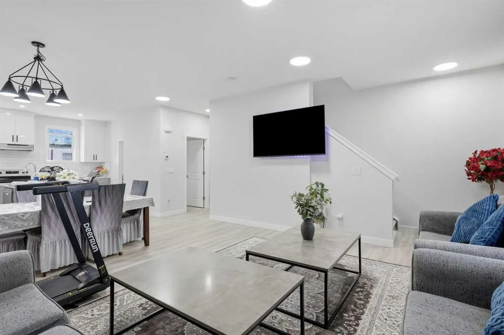 107 Corner Meadows Square NE