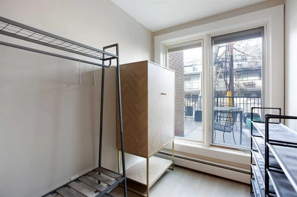 350 4 Avenue NE #102
