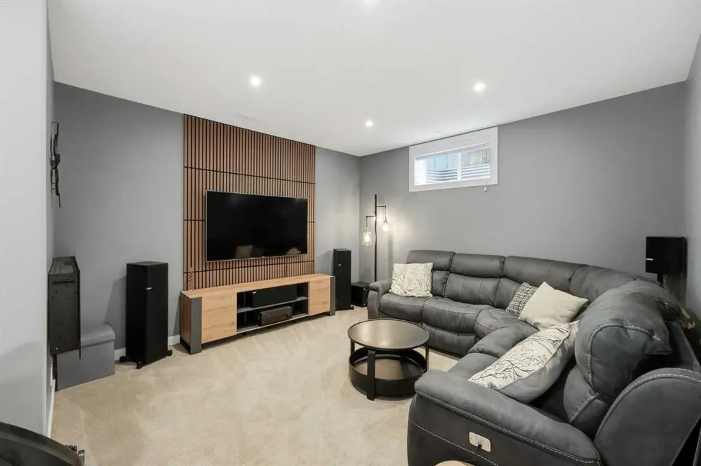 59 Village Crescent