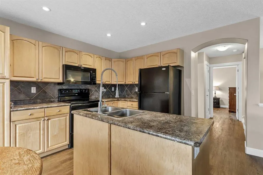 115 Strathmore Lakes Common