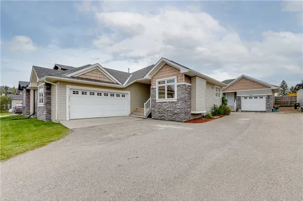 115 Strathmore Lakes Common