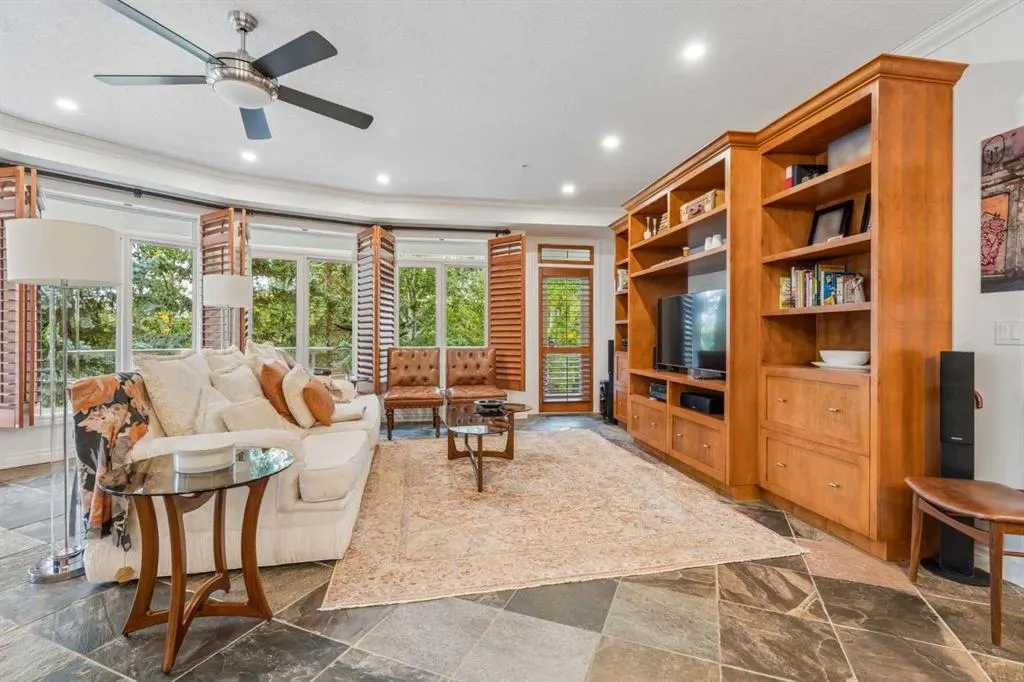 14 Hemlock Crescent SW #8202