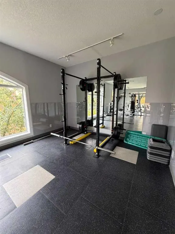 14 Hemlock Crescent SW #8202