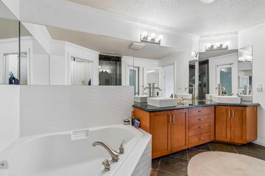 14 Hemlock Crescent SW #8202