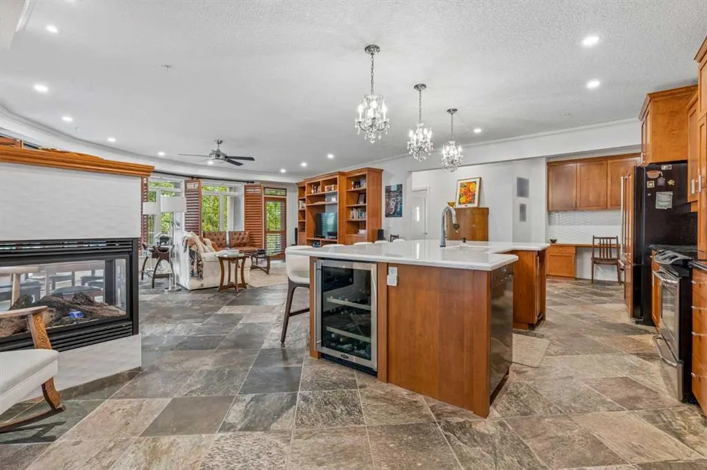 14 Hemlock Crescent SW #8202