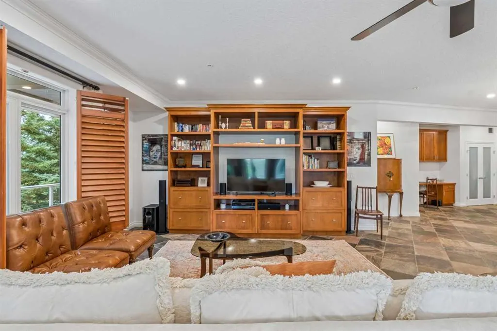 14 Hemlock Crescent SW #8202