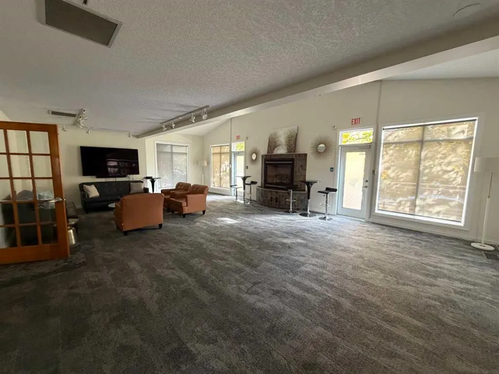 14 Hemlock Crescent SW #8202