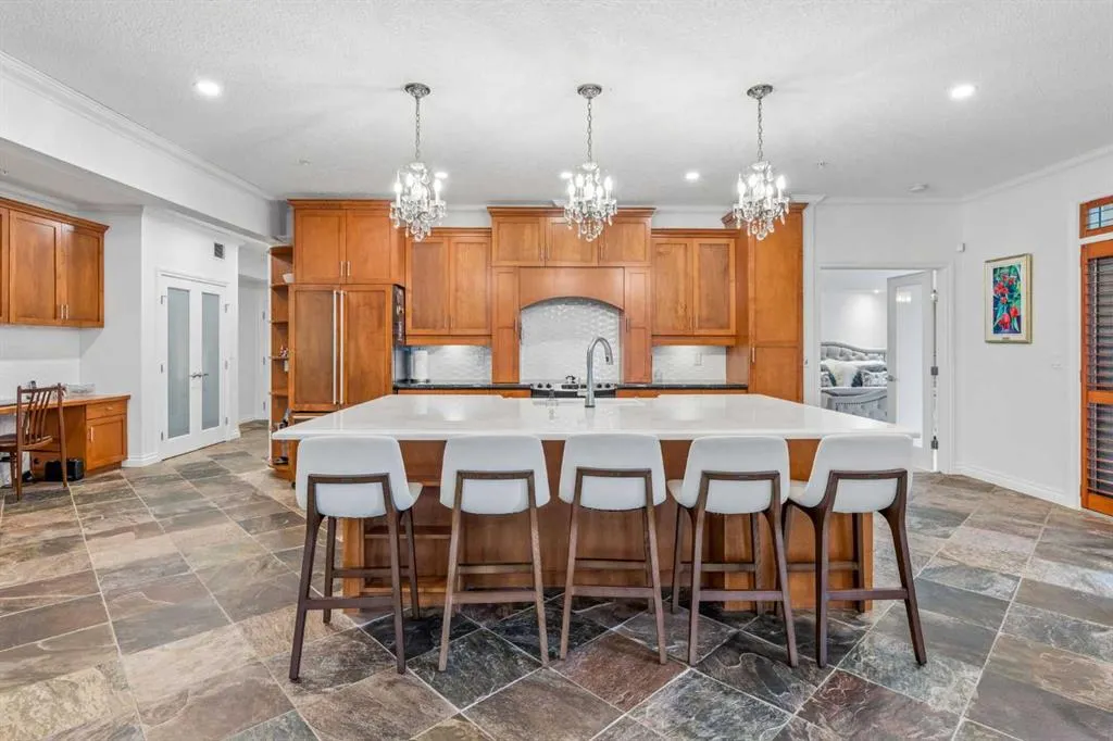 14 Hemlock Crescent SW #8202