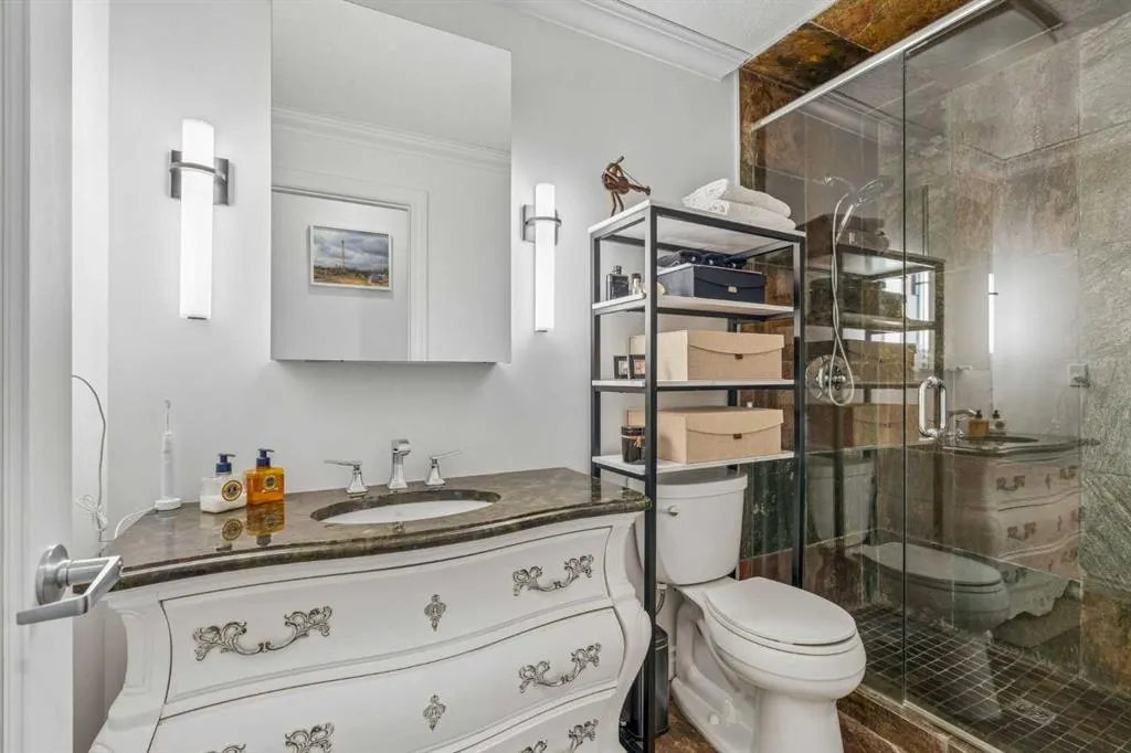 14 Hemlock Crescent SW #8202