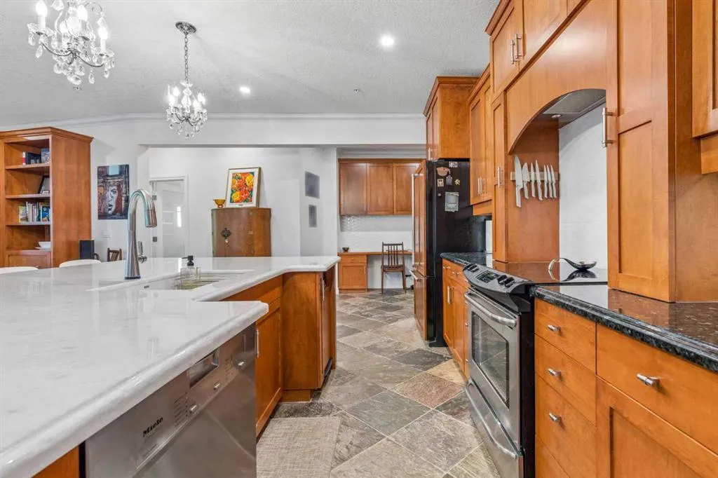 14 Hemlock Crescent SW #8202