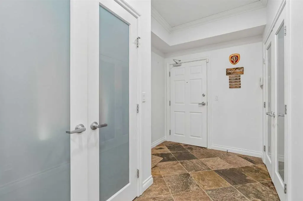 14 Hemlock Crescent SW #8202