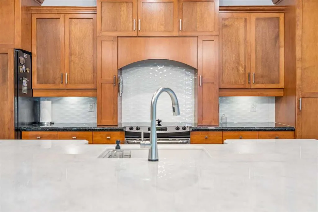 14 Hemlock Crescent SW #8202