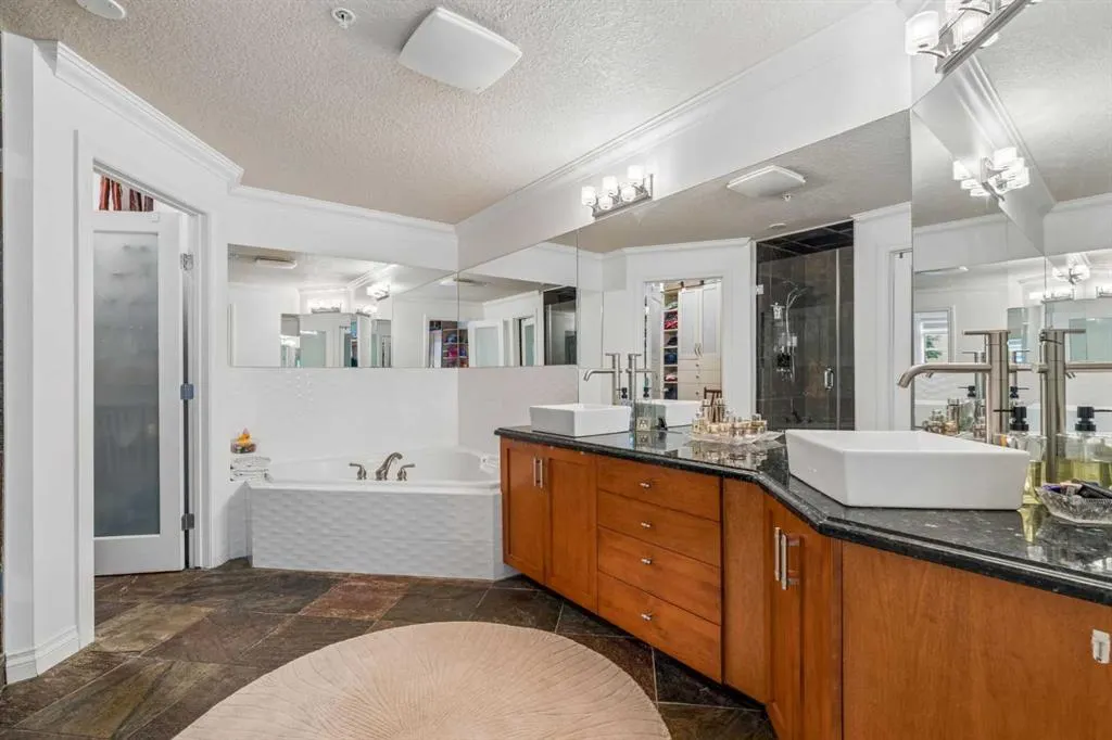 14 Hemlock Crescent SW #8202