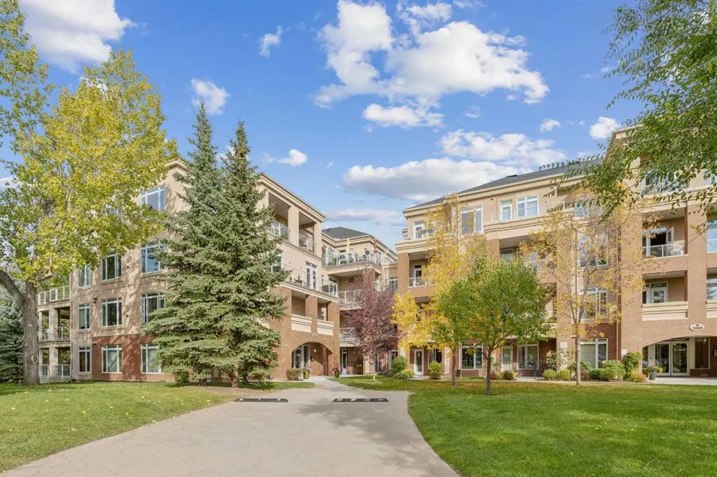 14 Hemlock Crescent SW #8202