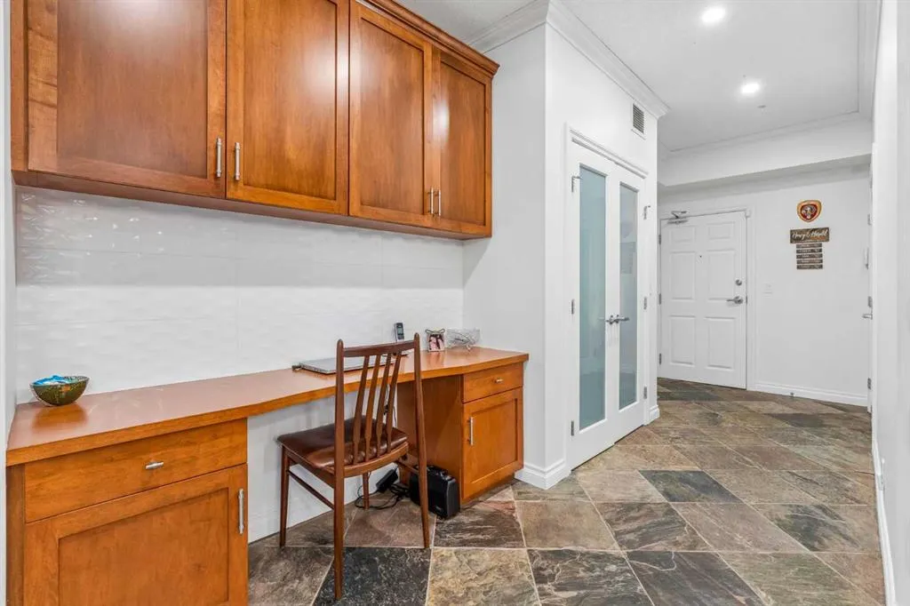 14 Hemlock Crescent SW #8202