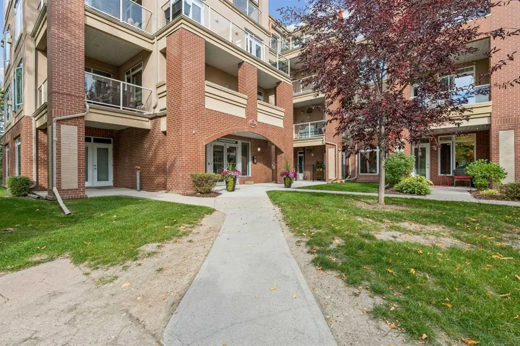 14 Hemlock Crescent SW #8202