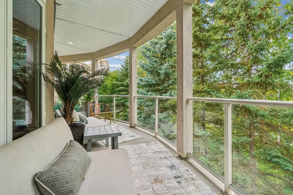 14 Hemlock Crescent SW #8202
