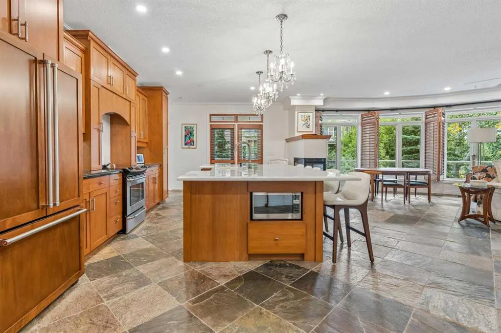 14 Hemlock Crescent SW #8202